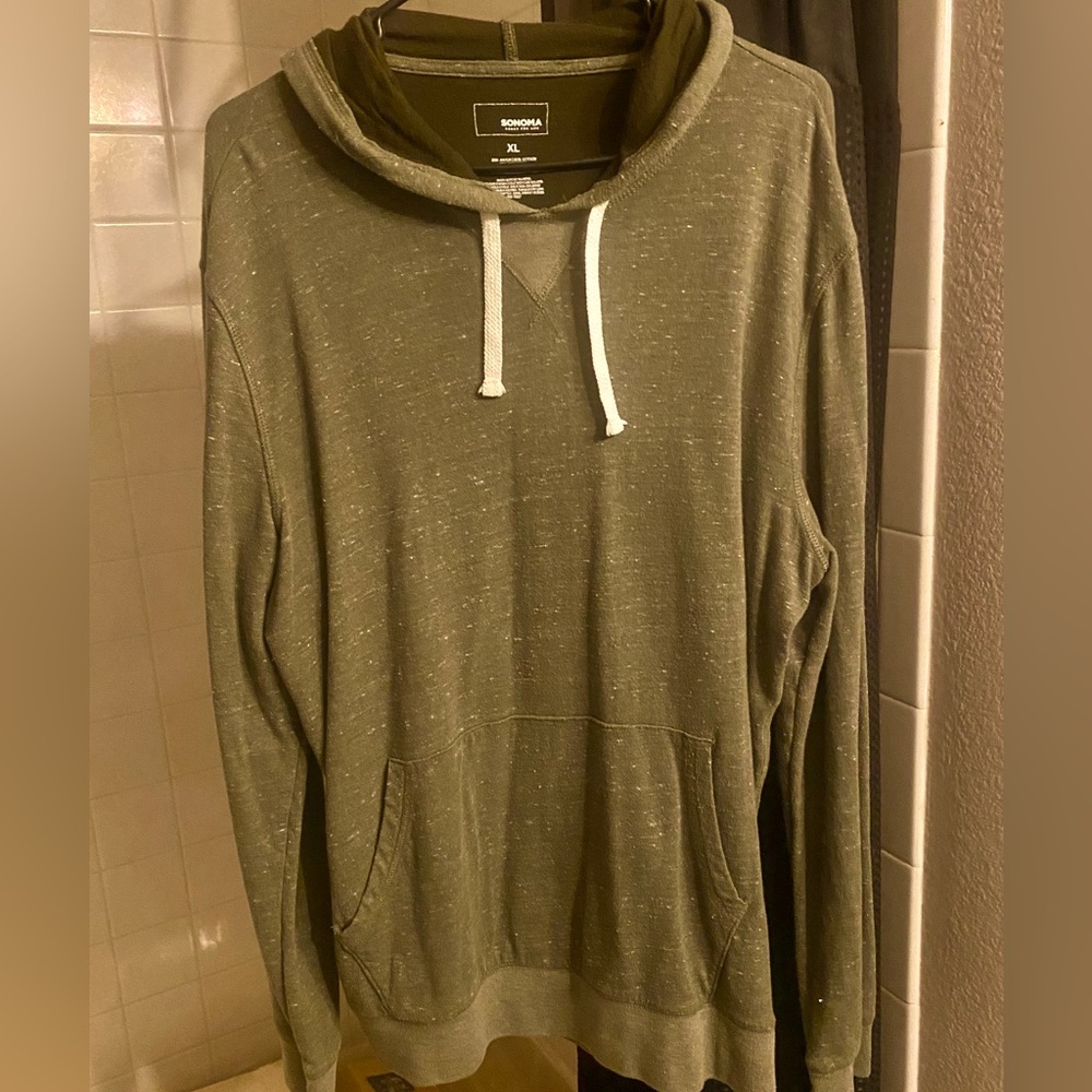 Super comfortable olive green Sonoma hoodie. Extra large and like new!